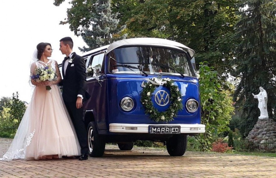 VW T-2 Ogórek na ślubie — przejazd pary młodej