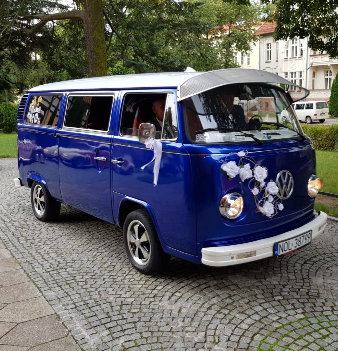 VW T-2 Ogórek podczas uroczystości